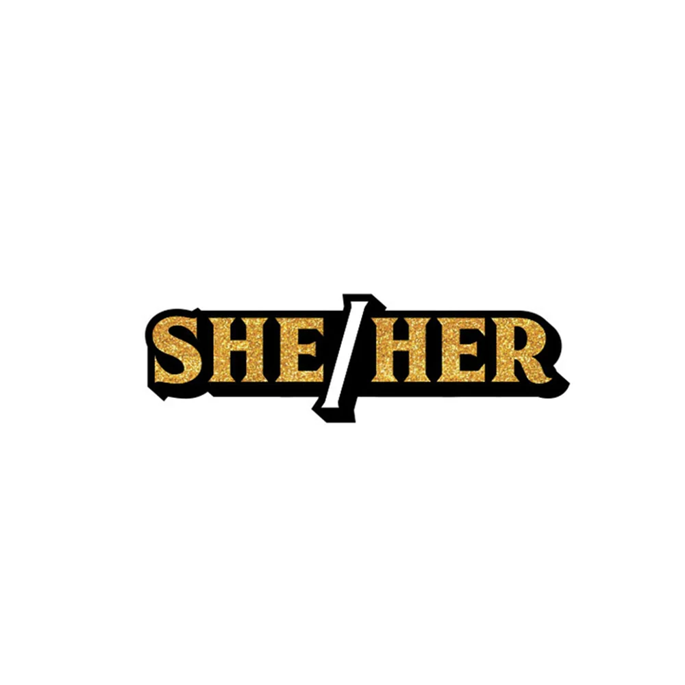 闪亮金色 She/Her 代词珐琅翻领别针，适用于夹克和包袋